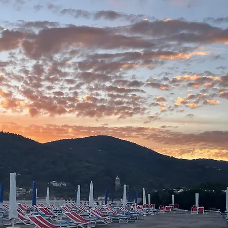 Βίλα Vecchia Fontana Al Mare - Tra Liguria E Toscana Tra Viaregggio, Dei Marmi E Cinque Terre- Haus Am Bei La Spezia
