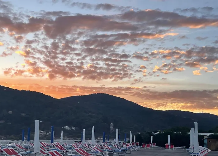 Villa Vecchia Fontana Al Mare - Tra Liguria E Toscana Tra Viaregggio, Dei Marmi E Cinque Terre- Haus Am Bei La Spezia